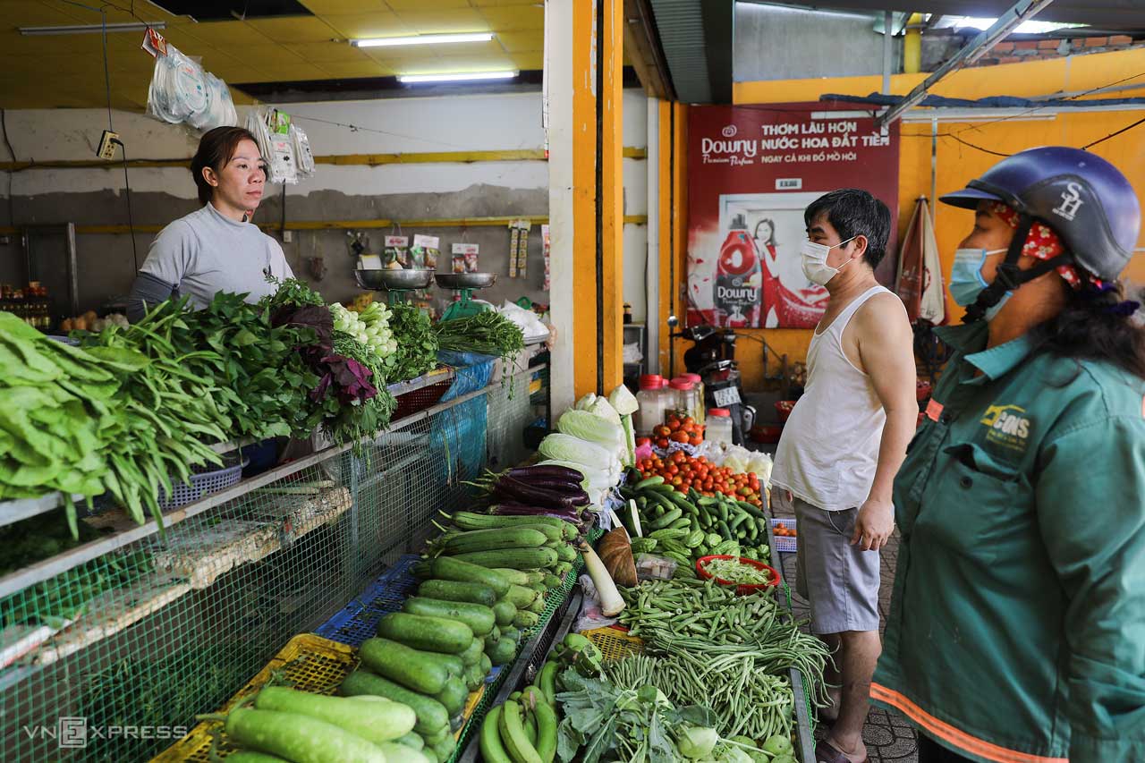 Người dân mua rau ở khu chợ tại phường Phước Long B, TP Thủ Đức. Ảnh: Quỳnh Trần