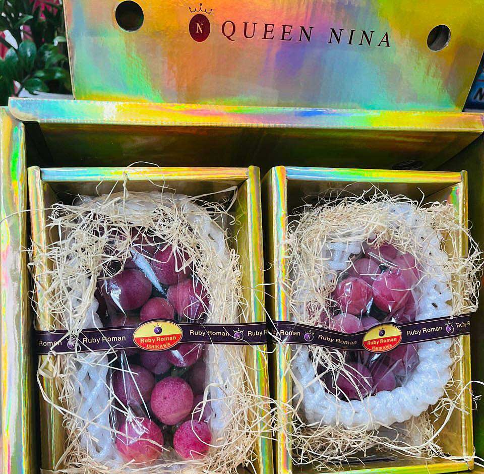 Một hộp nho được giới thiệu là nho Ruby Roman từ tỉnh Ishikawa nhưng lại dùng hộp của loại nho Queen Nina bán tại thị trường Việt. Ảnh nhân vật cung cấp