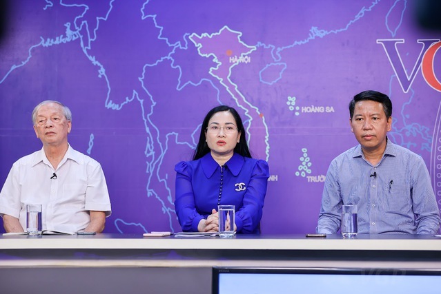 Các chuyên gia (từ trái sang phải) ông Vũ Vinh Phú; bà Đinh Thị Nương, Phó Cục trưởng Cục Quản lý giá (Bộ Tài chính); ông Trần Bảo Ngọc, Vụ trưởng Vụ Vận tải (Bộ Giao thông vận tải) tại toạ đàm chiều 4/8. Ảnh: VGP
