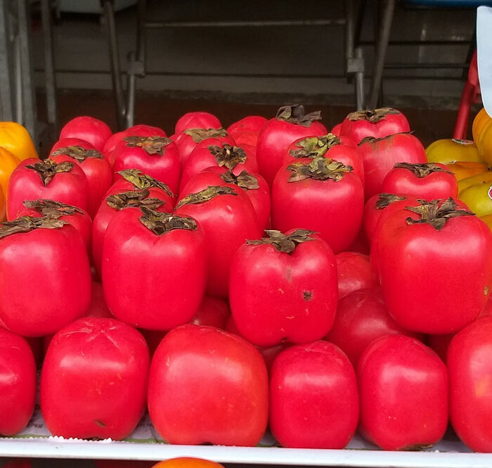 Hồng được bán tại cửa hàng trái cây trên đường Phạm Văn Hai (Tân Bình, TP HCM). Ảnh: Hồng Châu