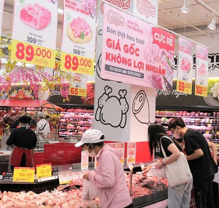 Người dân mua thịt heo tại hệ thống siêu thị big C. Ảnh: Linh Đan