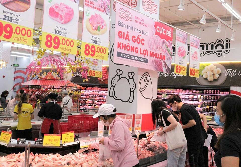 Người dân mua thịt heo tại hệ thống siêu thị big C. Ảnh: Linh Đan