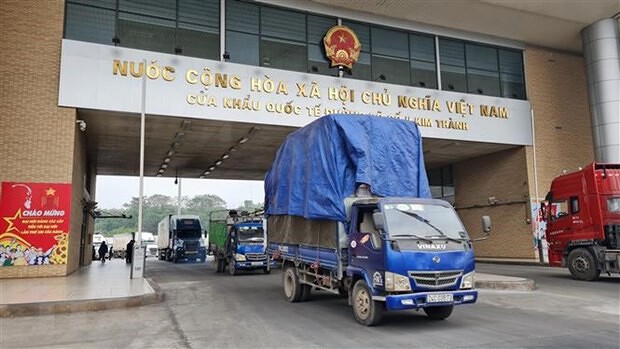 Những lô hàng xuất khẩu đầu tiên qua cửa khẩu quốc tế Lào Cai. (Ảnh: Hương Thu/TTXVN).