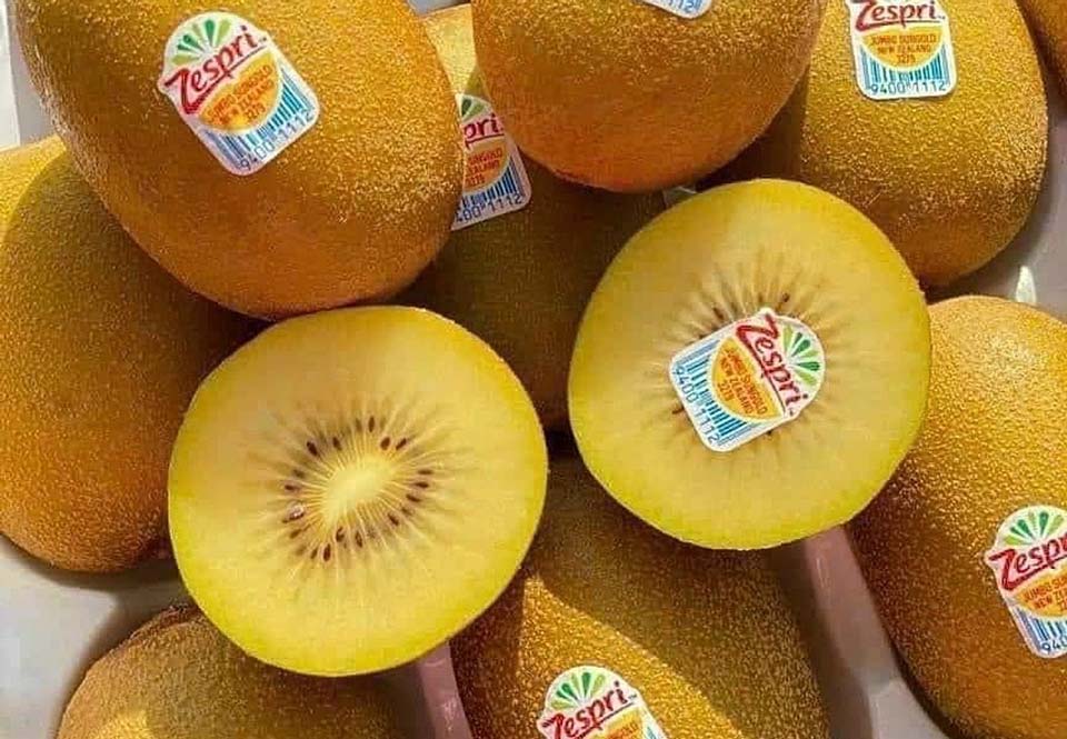 Kiwi đang được nhiều đầu mối bán với giá 165.000-210.000 đồng thùng 3,5 kg. Ảnh: Chợ đầu mối trái cây
