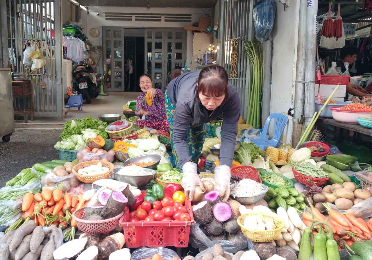 Tiểu thương bán rau tại chợ Xóm Mới (Gò Vấp). Ảnh: Thi Hà
