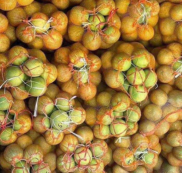 Bưởi được bán theo bao với giá rẻ. Ảnh: Nhân vật cung cấp