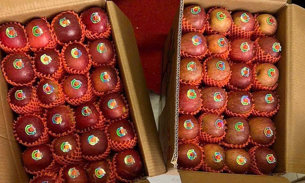 Thùng táo 7 kg được rao bán tại các chợ đầu mối trái cây. Ảnh: Thu Trang