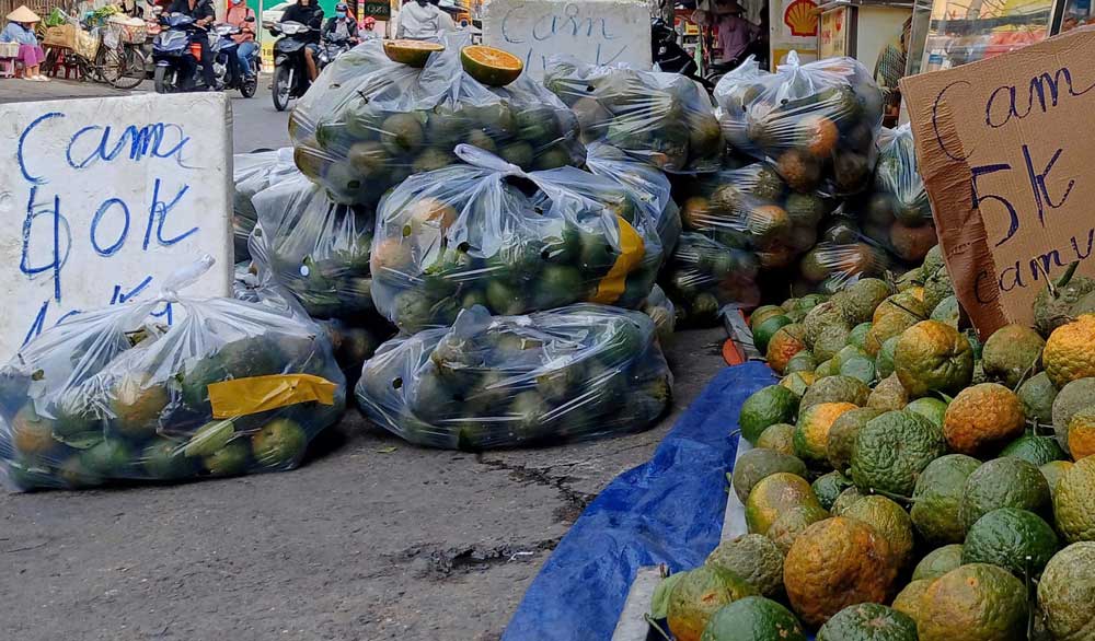 Cam được tiểu thương chia túi, bán 40.000-45.000 đồng mỗi túi 10 kg ở đường phố TP HCM. Ảnh: Hồng Châu