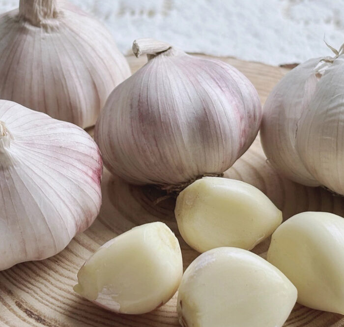 Tỏi chứa các hợp chất có đặc tính kháng khuẩn, giảm viêm giúp tăng cường miễn dịch. Ảnh: Bảo Bảo