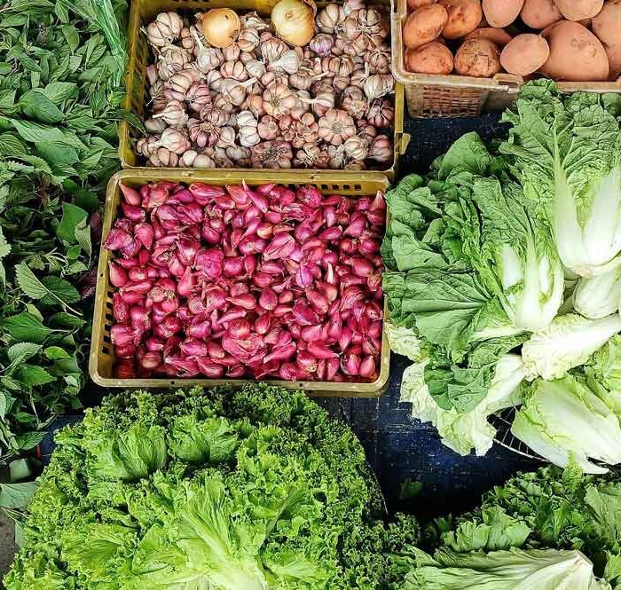 Lượng rau xanh về chợ tại sạp của bà Hạnh ở Xóm Mới, phường An Hội Đông giảm 30% so với tháng trước. Ảnh: Thi Hà