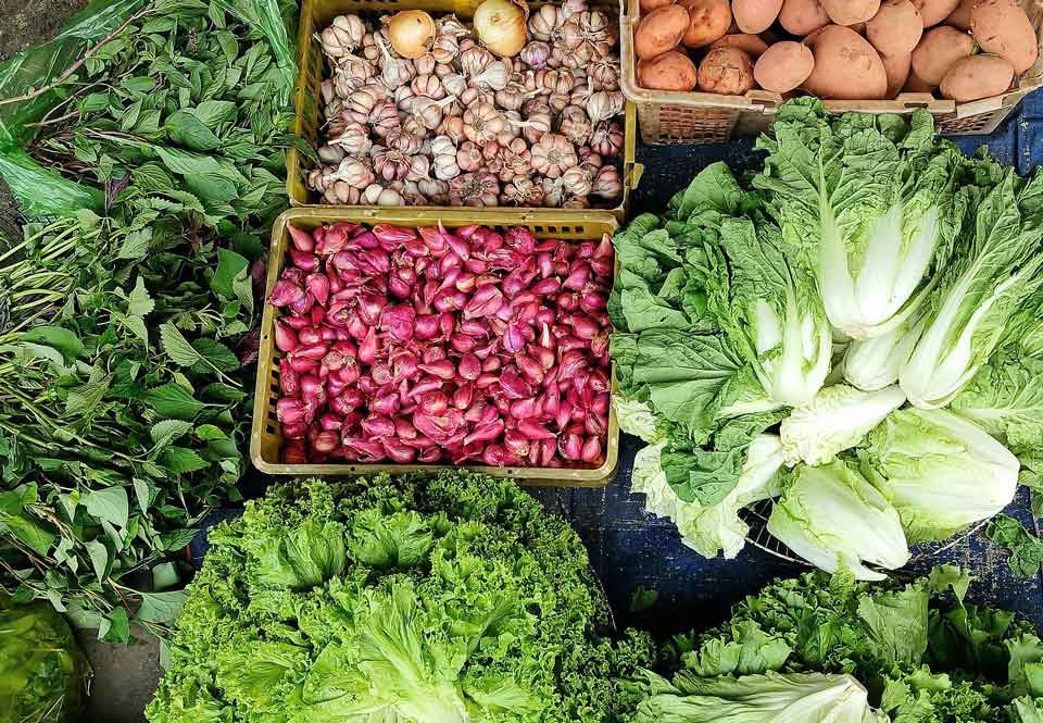 Lượng rau xanh về chợ tại sạp của bà Hạnh ở Xóm Mới, phường An Hội Đông giảm 30% so với tháng trước. Ảnh: Thi Hà