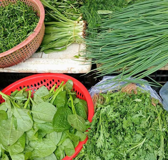 Hành lá, rau gia vị đắt hơn nhiều loại thịt