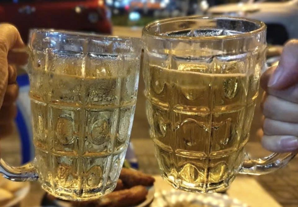 Cồn (ethanol) thực chất là chất ức chế hệ thần kinh trung ương. Ảnh: Anh Thư