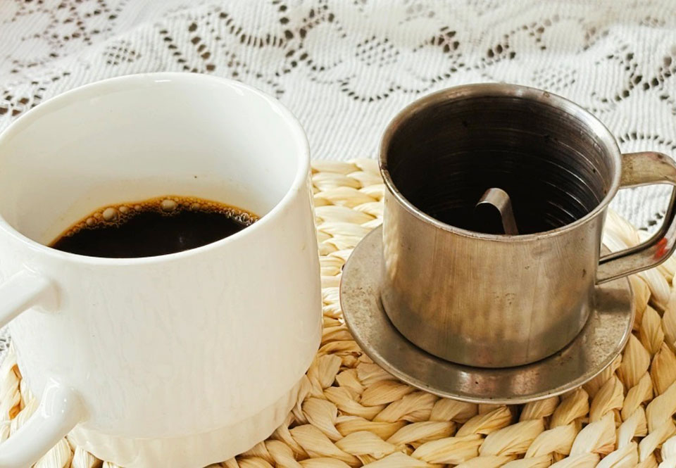 Cách uống cafe hạn chế răng ố vàng