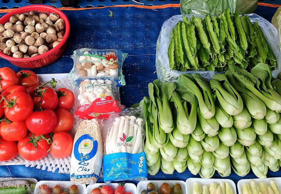 Sạp rau tại chợ Xóm Mới, phường An Hội Đông sáng 23/9. Ảnh: Thi Hà