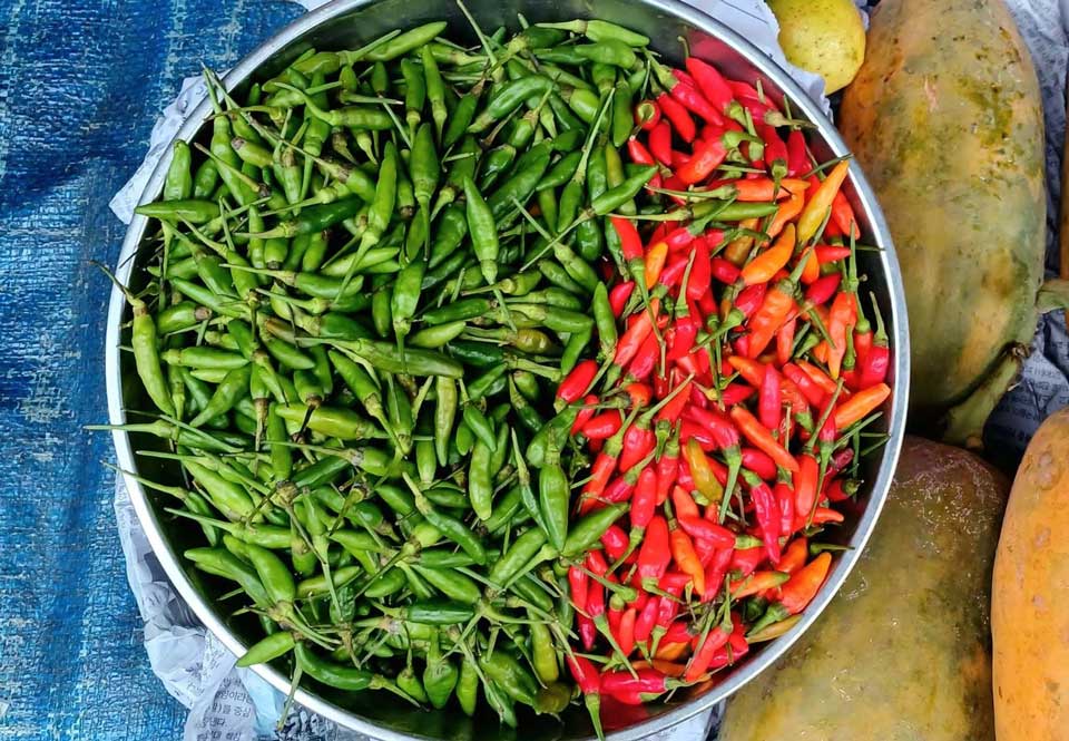 Ớt xiêm xanh được bán tại chợ Xóm Mới, phường An Hội Đông, TP HCM. Ảnh: Thi Hà