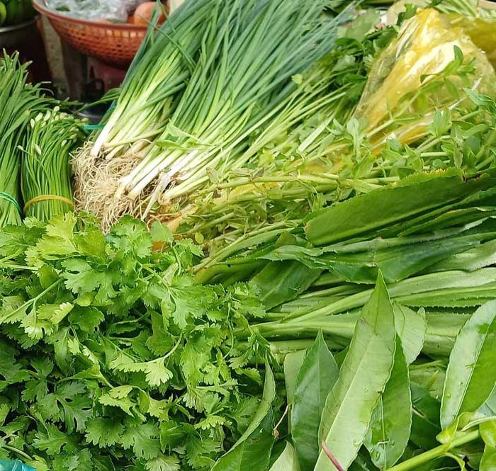 Ngò rí, hành chỉ được bán tại một sạp rau ở chợ Xóm Mới, phường An Hội Đông (TP HCM) sáng 8/10. Ảnh: Thi Hà